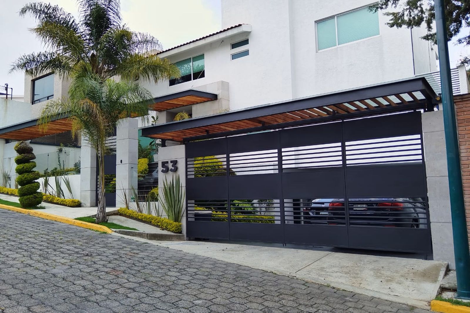 Fachada y exteriores renovados de Casa Valle Verde por Rojo MX