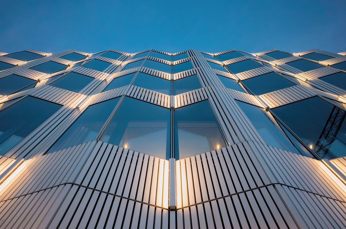 Edificio contemporáneo en la oscuridad con iluminación arquitectónica